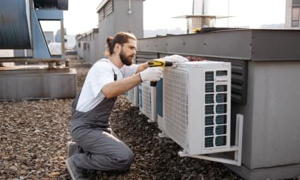 Tecnico durante assistenza su pompa di calore Ferroli a Roma